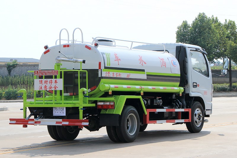 國(guó)六東風(fēng)小多利卡5噸灑水車