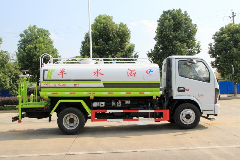 國(guó)六東風(fēng)小多利卡5噸灑水車