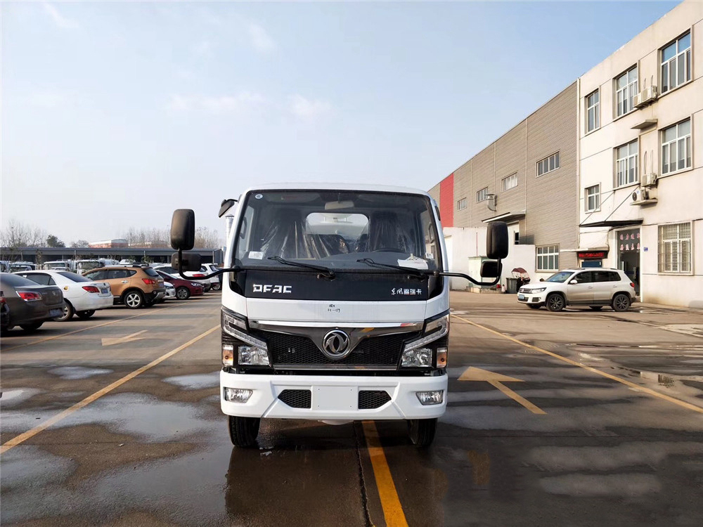 國六5方東風小多利卡D6灑水車